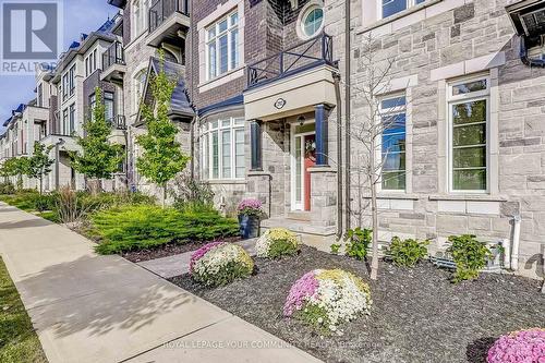 292 King Road, Richmond Hill, ON - Outdoor With Facade