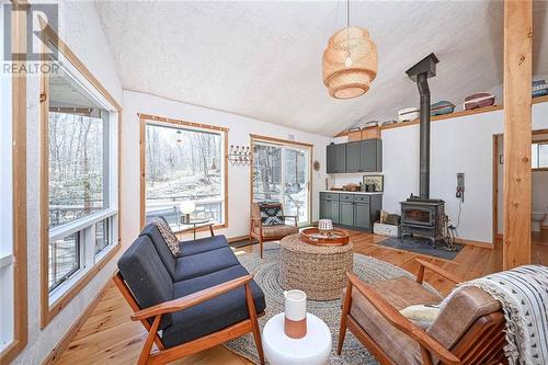 407 Northover Road, Perth, ON - Indoor Photo Showing Living Room