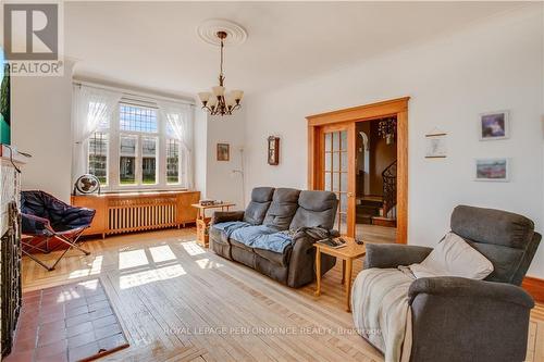 511 Main Street E, Prescott And Russell, ON - Indoor Photo Showing Living Room