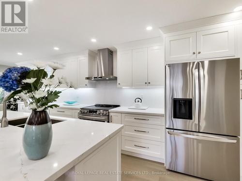 3275 Masthead Crescent, Mississauga, ON - Indoor Photo Showing Kitchen With Stainless Steel Kitchen With Upgraded Kitchen