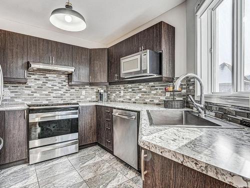 Cuisine - 2040 Rue De Bordeaux, Vaudreuil-Dorion, QC - Indoor Photo Showing Kitchen With Upgraded Kitchen