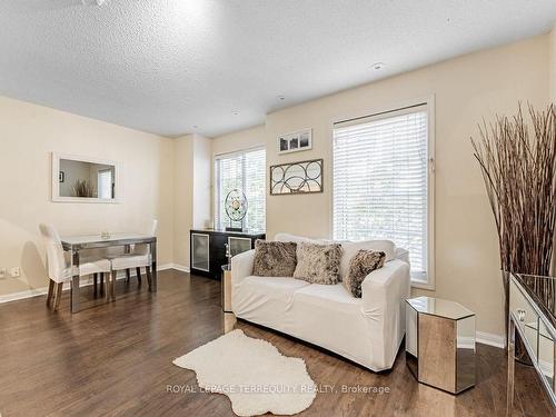 637-3 Everson Dr, Toronto, ON - Indoor Photo Showing Living Room