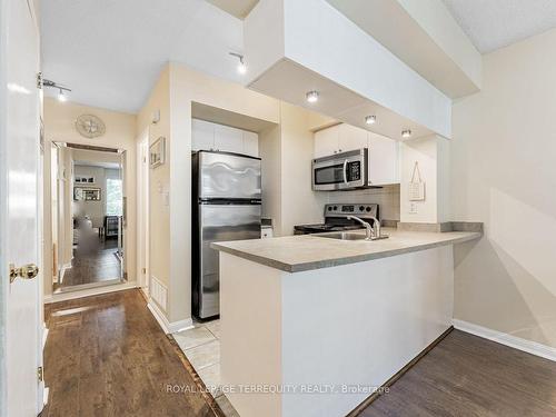 637-3 Everson Dr, Toronto, ON - Indoor Photo Showing Kitchen