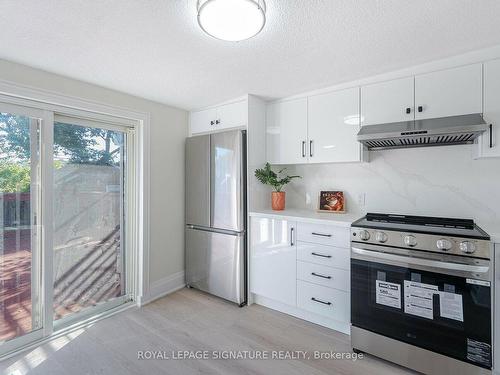 139 Gladstone Ave, Oshawa, ON - Indoor Photo Showing Kitchen