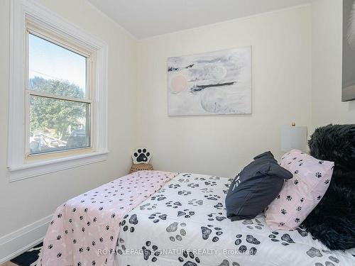 139 Gladstone Ave, Oshawa, ON - Indoor Photo Showing Bedroom