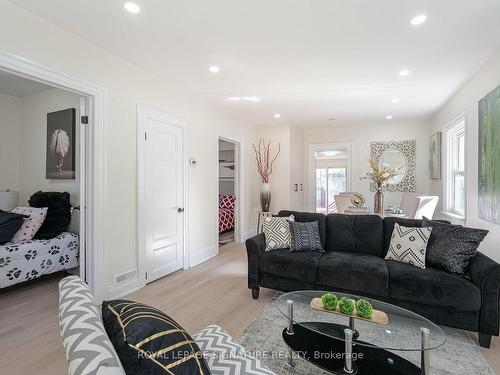 139 Gladstone Ave, Oshawa, ON - Indoor Photo Showing Living Room