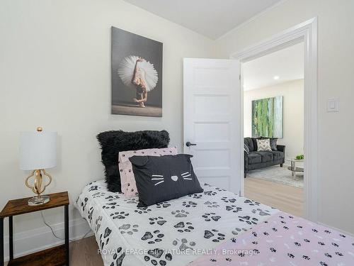 139 Gladstone Ave, Oshawa, ON - Indoor Photo Showing Bedroom