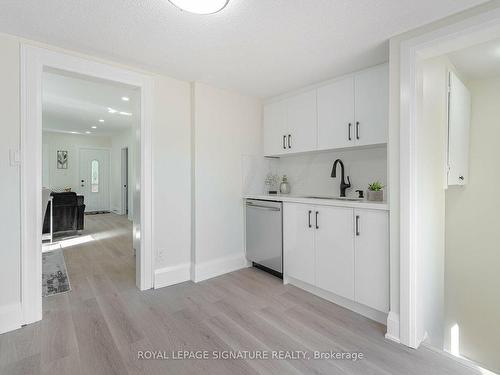 139 Gladstone Ave, Oshawa, ON - Indoor Photo Showing Kitchen