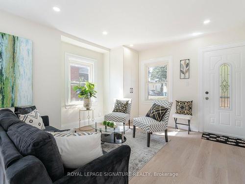 139 Gladstone Ave, Oshawa, ON - Indoor Photo Showing Living Room