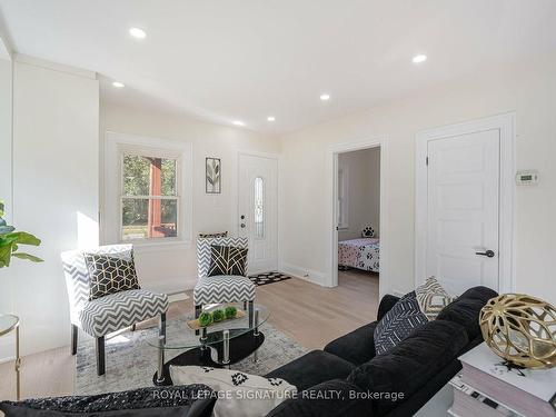 139 Gladstone Ave, Oshawa, ON - Indoor Photo Showing Living Room