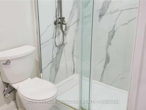 Lower-134 Willow Lane, Newmarket, ON - Indoor Photo Showing Bathroom