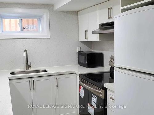 Lower-134 Willow Lane, Newmarket, ON - Indoor Photo Showing Kitchen