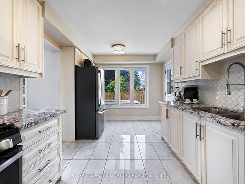 3 Borodino Crt, Hamilton, ON - Indoor Photo Showing Kitchen With Double Sink With Upgraded Kitchen