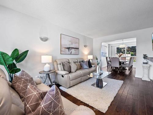 3 Borodino Crt, Hamilton, ON - Indoor Photo Showing Living Room