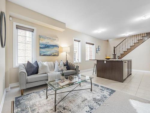 46 Hugill Way, Hamilton, ON - Indoor Photo Showing Living Room