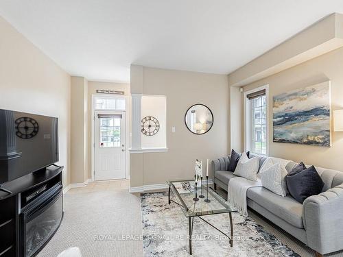 46 Hugill Way, Hamilton, ON - Indoor Photo Showing Living Room