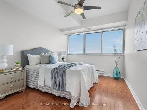 2210-1359 White Oaks Blvd, Oakville, ON - Indoor Photo Showing Bedroom