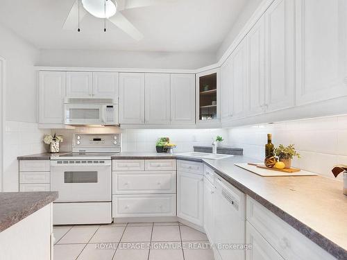 2210-1359 White Oaks Blvd, Oakville, ON - Indoor Photo Showing Kitchen