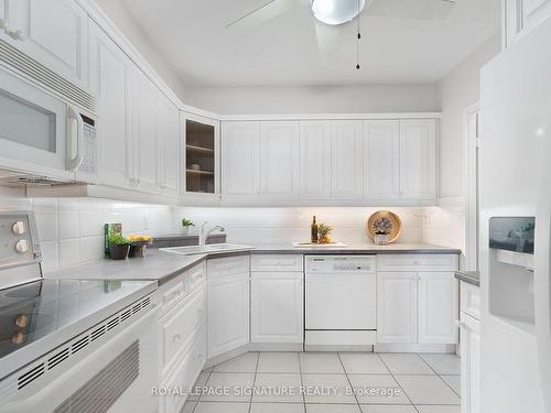 2210-1359 White Oaks Blvd, Oakville, ON - Indoor Photo Showing Kitchen