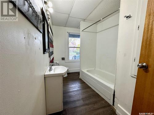 614 E Avenue N, Saskatoon, SK - Indoor Photo Showing Bathroom