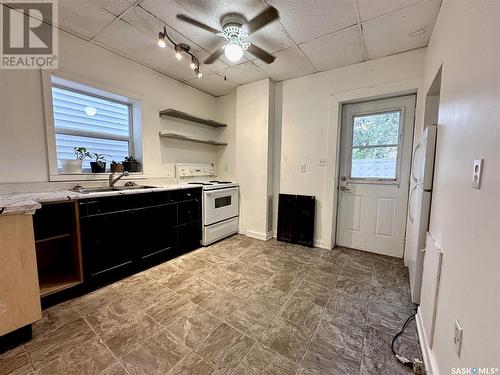 614 E Avenue N, Saskatoon, SK - Indoor Photo Showing Kitchen With Double Sink