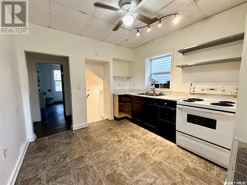 614 E Avenue N, Saskatoon, SK - Indoor Photo Showing Kitchen With Double Sink