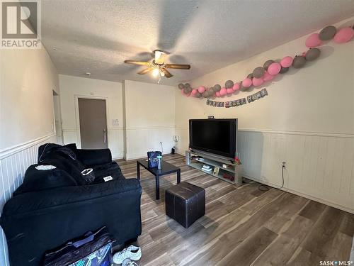 614 E Avenue N, Saskatoon, SK - Indoor Photo Showing Living Room