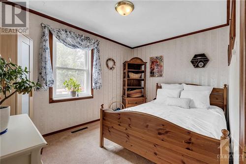 127 Peter Street, Perth, ON - Indoor Photo Showing Bedroom