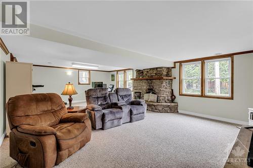 127 Peter Street, Perth, ON - Indoor Photo Showing Living Room