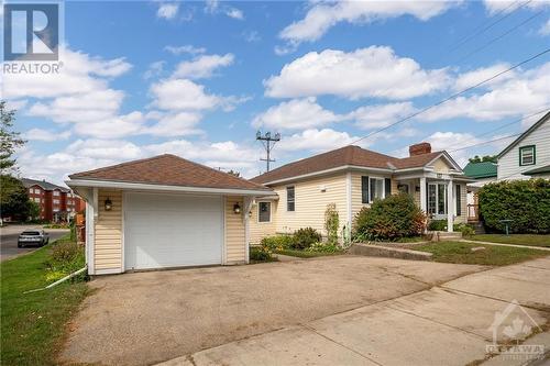 127 Peter Street, Perth, ON - Outdoor With Facade