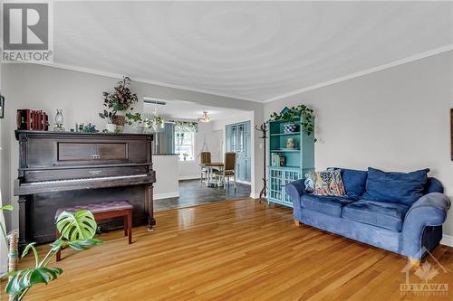 127 Peter Street, Perth, ON - Indoor Photo Showing Living Room