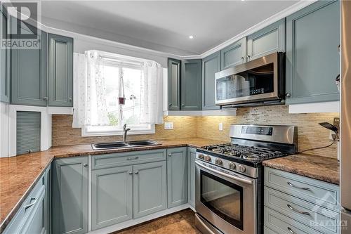 127 Peter Street, Perth, ON - Indoor Photo Showing Kitchen With Stainless Steel Kitchen With Double Sink With Upgraded Kitchen