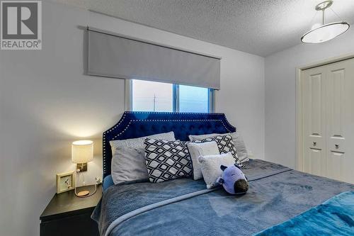 12112 Canfield Road Sw, Calgary, AB - Indoor Photo Showing Bedroom