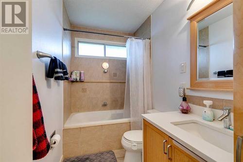 12112 Canfield Road Sw, Calgary, AB - Indoor Photo Showing Bathroom