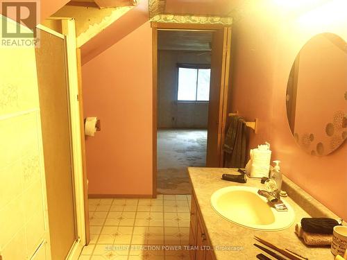 6181 6Th Concession Road, Augusta, ON - Indoor Photo Showing Bathroom