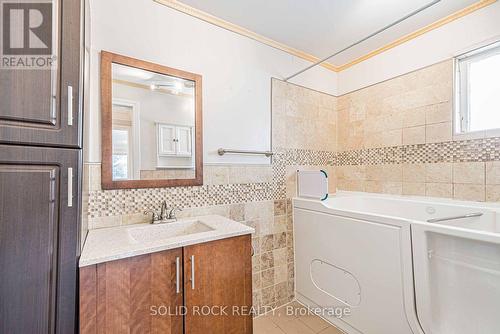 205 Ivon Avenue, Hamilton, ON - Indoor Photo Showing Laundry Room