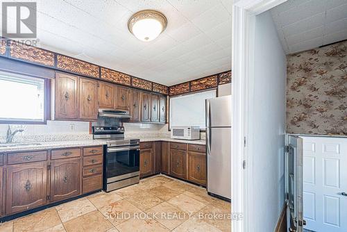 205 Ivon Avenue, Hamilton, ON - Indoor Photo Showing Kitchen