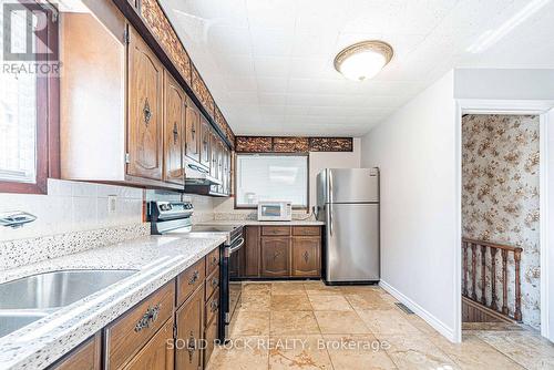 205 Ivon Avenue, Hamilton, ON - Indoor Photo Showing Kitchen