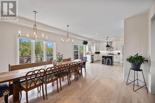 8 Thornbury Court, Hamilton, ON - Indoor Photo Showing Dining Room