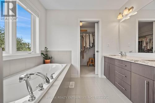 8 Thornbury Court, Hamilton, ON - Indoor Photo Showing Bathroom