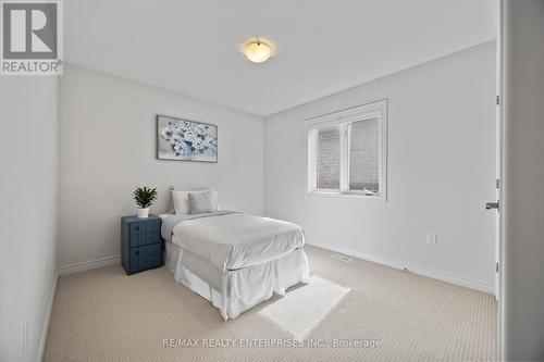 8 Thornbury Court, Hamilton, ON - Indoor Photo Showing Bedroom