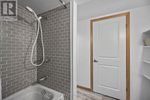 8 Thornbury Court, Hamilton, ON - Indoor Photo Showing Bathroom