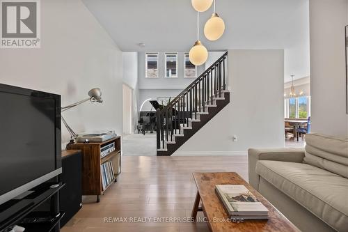 8 Thornbury Court, Hamilton, ON - Indoor Photo Showing Living Room