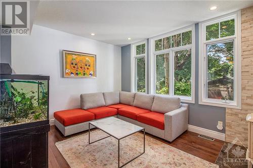 303 Dovercourt Avenue, Ottawa, ON - Indoor Photo Showing Living Room