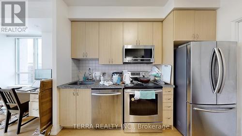 Lph09 - 55 De Boers Drive, Toronto, ON - Indoor Photo Showing Kitchen