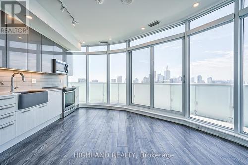 4202 - 403 Church Street, Toronto, ON - Indoor Photo Showing Kitchen With Upgraded Kitchen