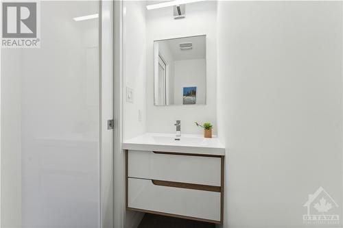 27 Laurel Street E, Ottawa, ON - Indoor Photo Showing Bathroom