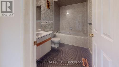 28 - 38 Elora Drive, Hamilton, ON - Indoor Photo Showing Bathroom