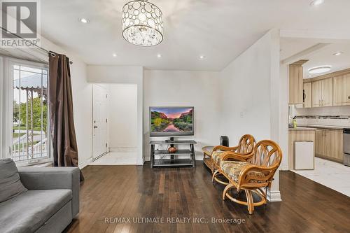 41 Freeborn Crescent, Toronto, ON - Indoor Photo Showing Living Room