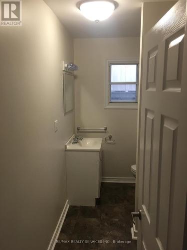 907 Adams Road, Innisfil, ON - Indoor Photo Showing Laundry Room